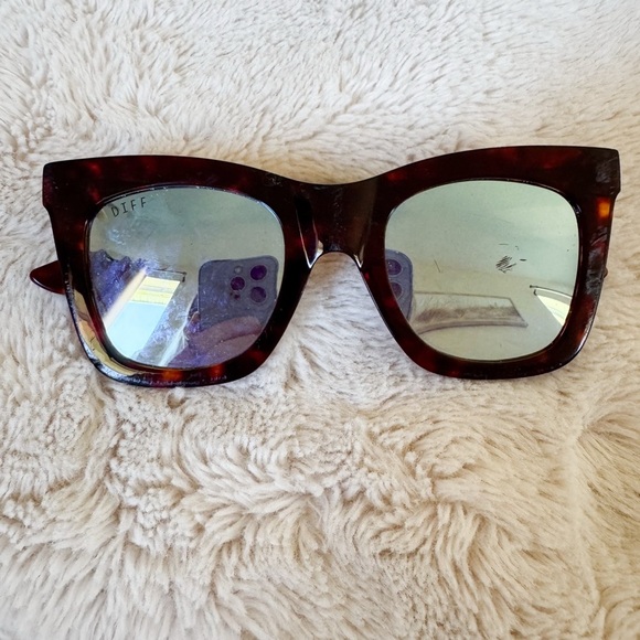 DIFF EYEWEAR Katelyn Brown Amber Tortoise & Blue Flash Sunglasses - Picture 3 of 9